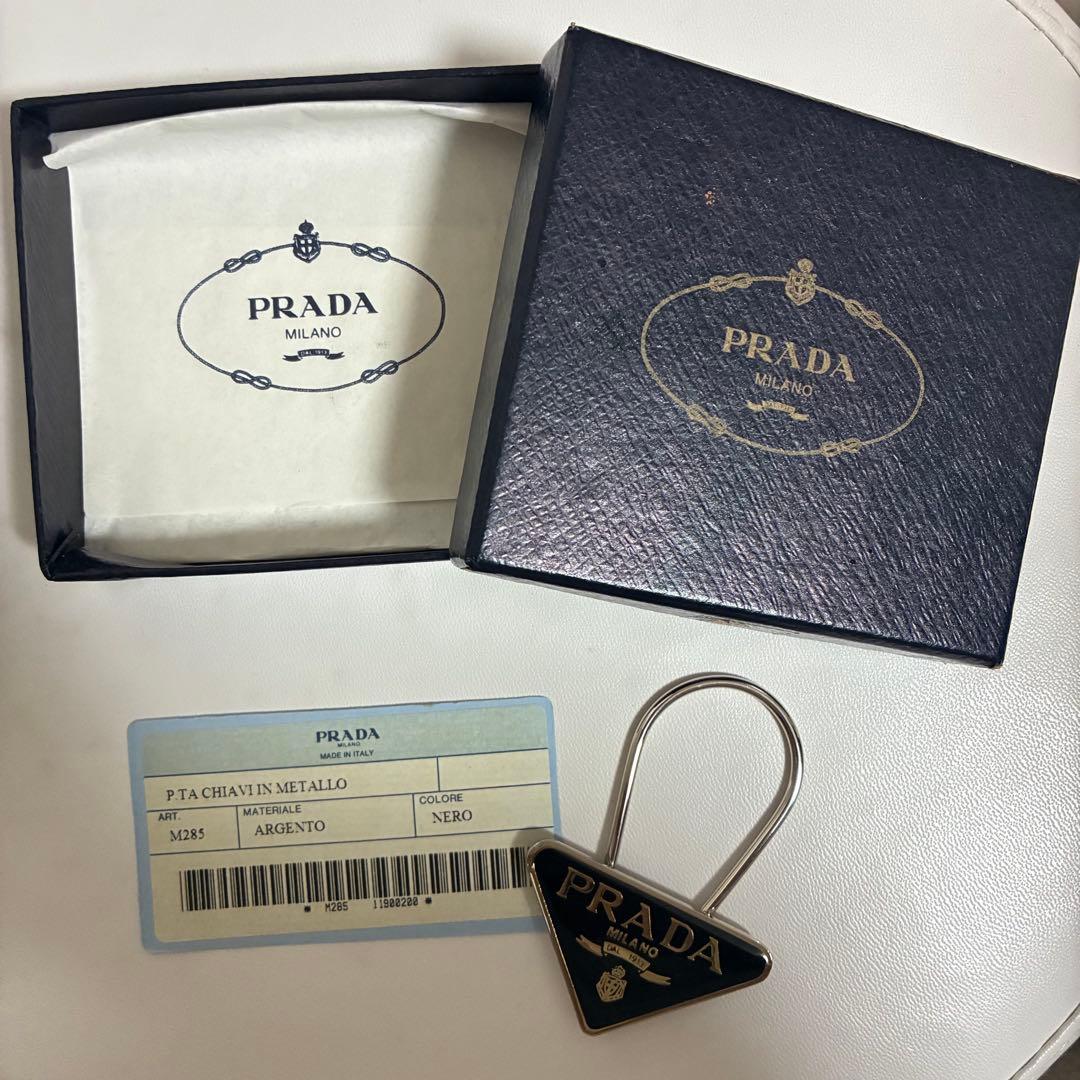 【証明書付き】PRADA ブラックメタルキーリング