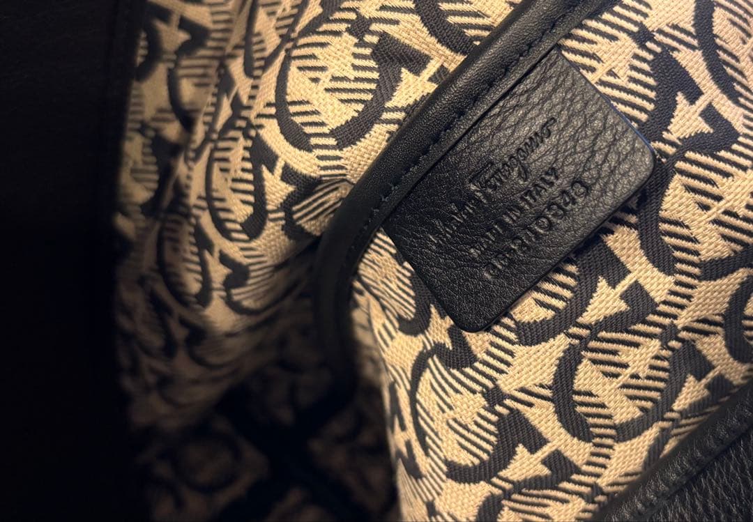 【値下げ】Salvatore Ferragamo 1927 ブラックトートバッグ