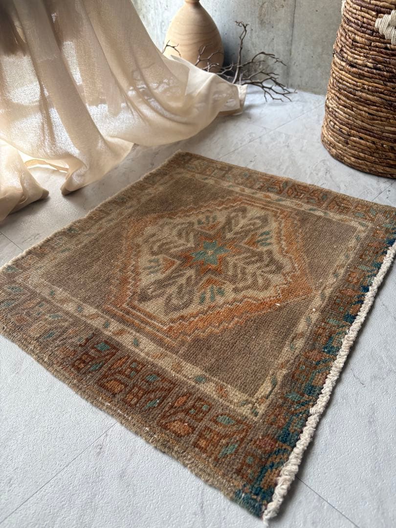 No.1 トルコヴィンテージラグ　52cm×45cm