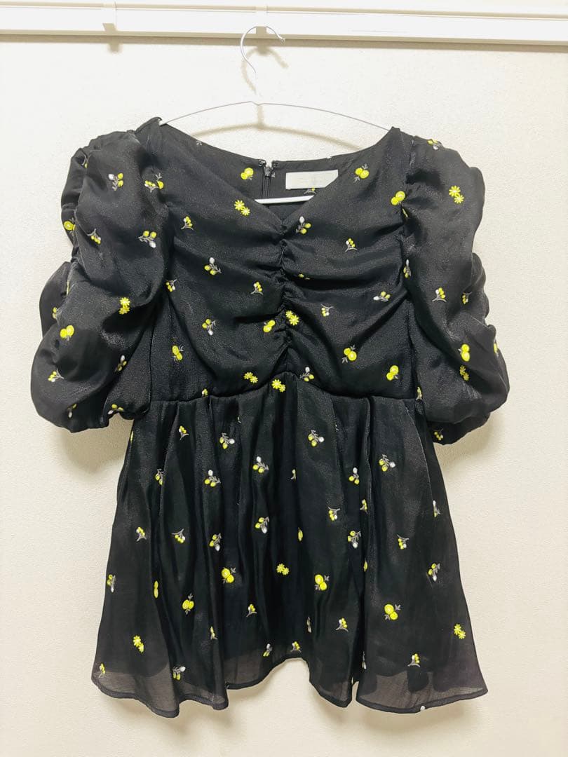 セルフォード　小花刺繍ペプラムブラウス