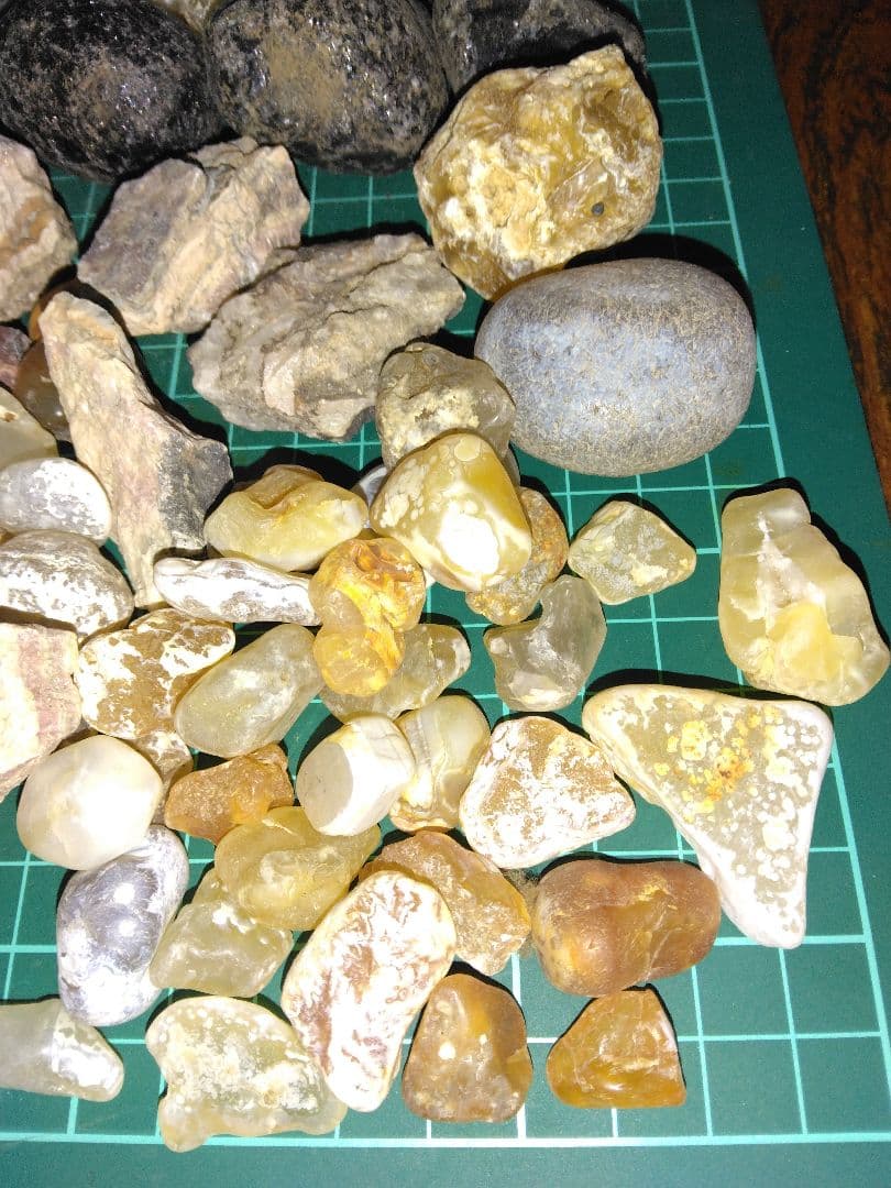 北海道産鉱物標本　鉱物　瑪瑙　稲倉石　原石　宝石　天然石　A8