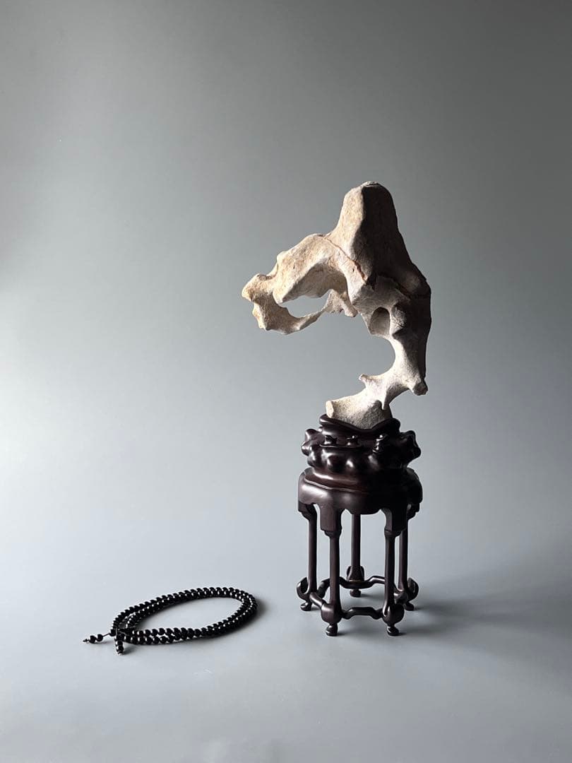 「清影」　天然石　太湖石　玲瓏石　鑑賞石　飾り石　中国美術　置物　水石　黑檀台座