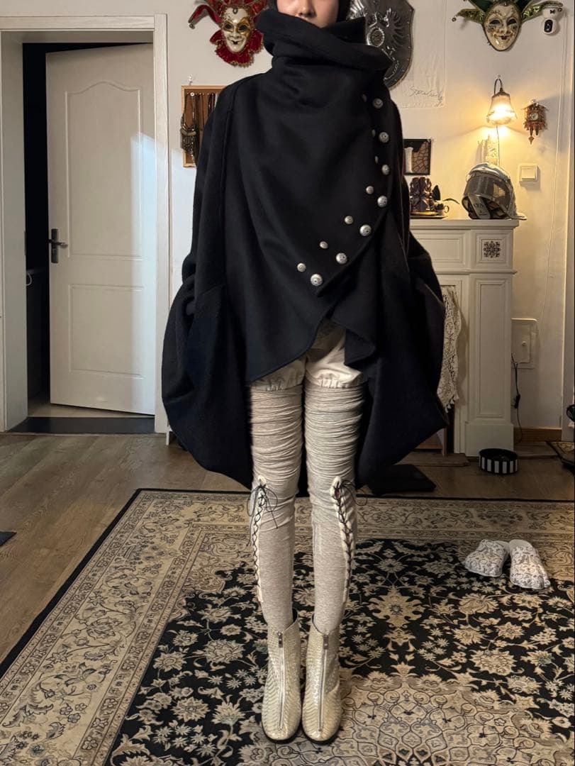 Castle黒ボタン付きオーバーサイズケープ