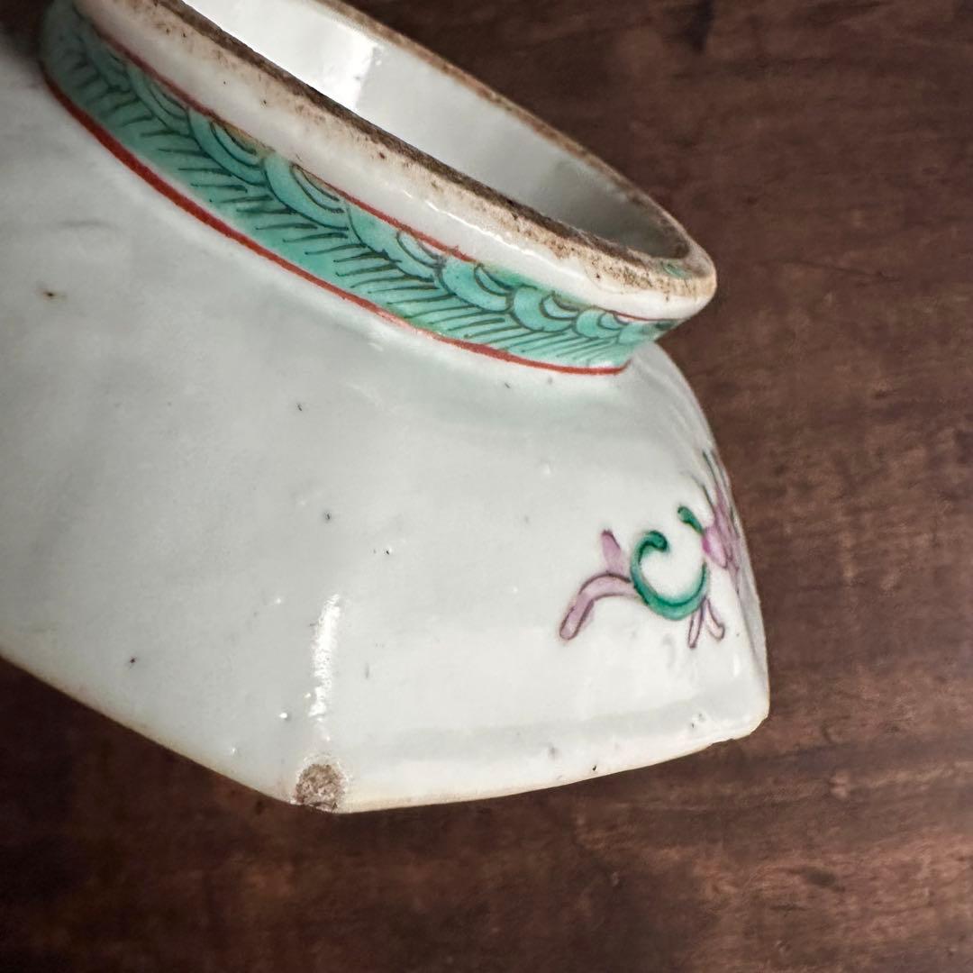 希少　縁起物　龍　官窯内造　清代　黄地粉彩　蟠龍紋　八稜足付盤　運気上昇龍の舞