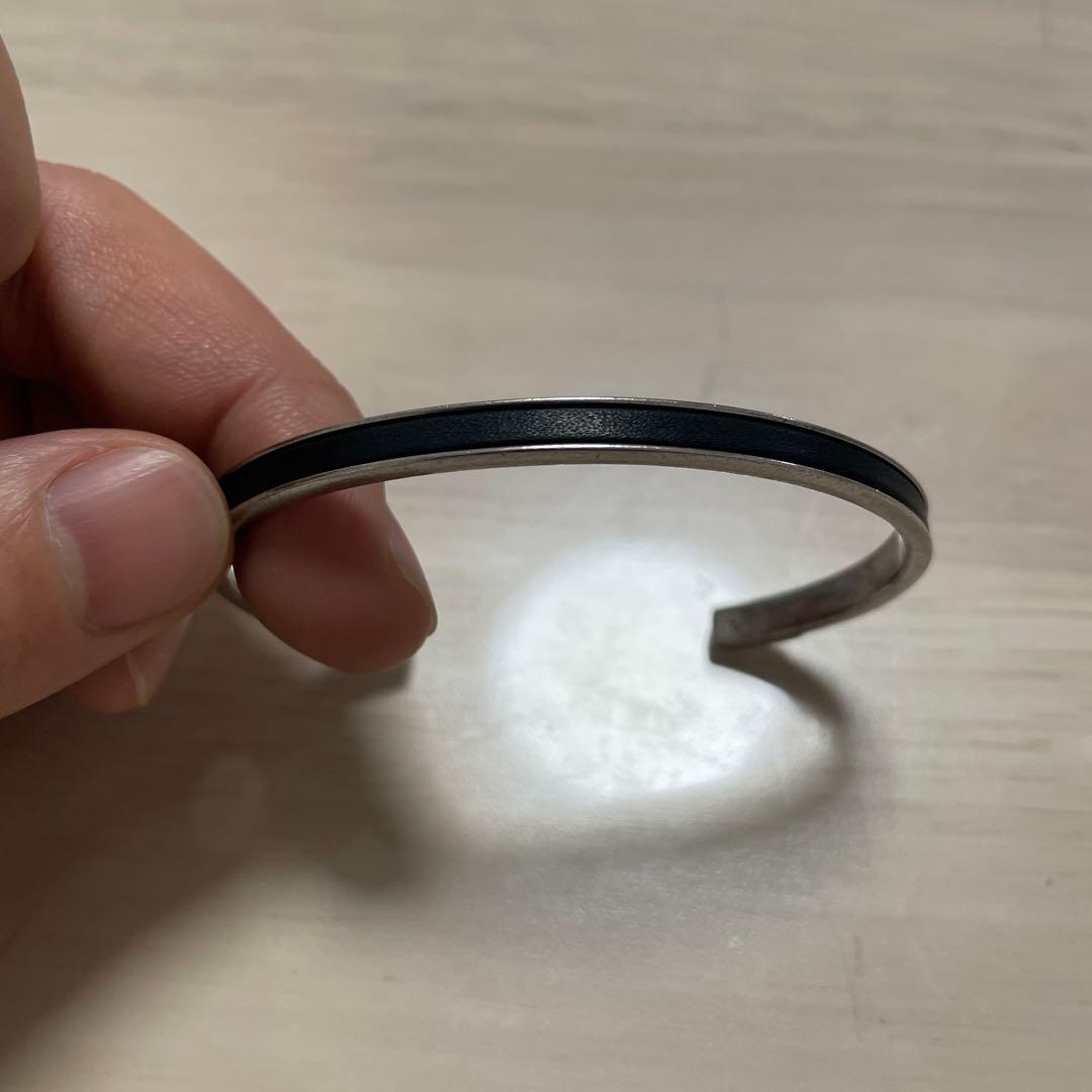 GUCCI 黒シルバー バングル