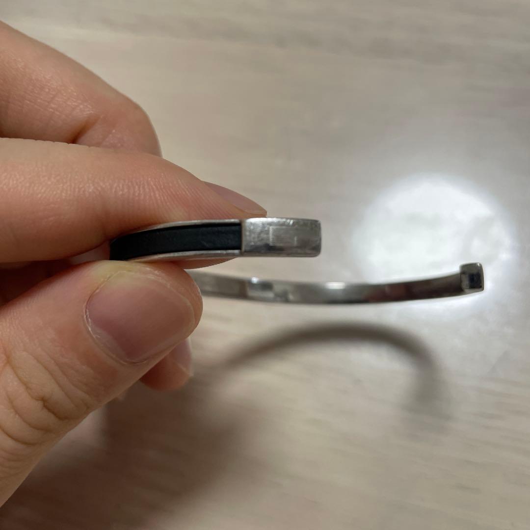 GUCCI 黒シルバー バングル