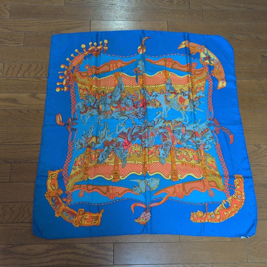 シルクスカーフ 馬と装飾 青
