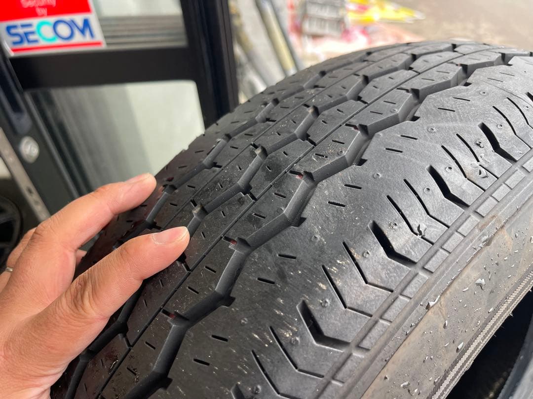 ハイエース　純正　夏タイヤ バリ山　新車外し