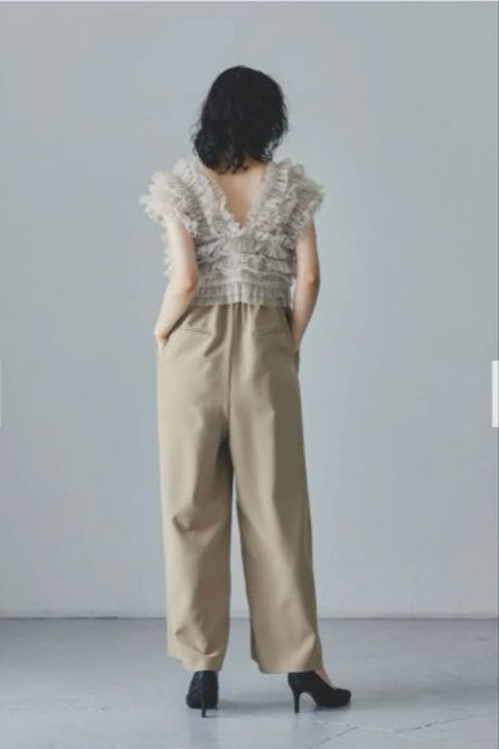 フリル付きベージュワイドレッグオールインワン