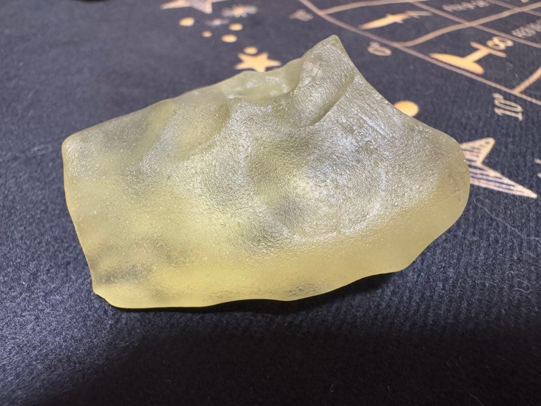 リビアングラス 原石（手のひらサイズ／柔らかい金色）