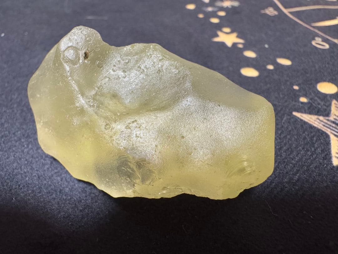 リビアングラス 原石（手のひらサイズ／柔らかい金色）