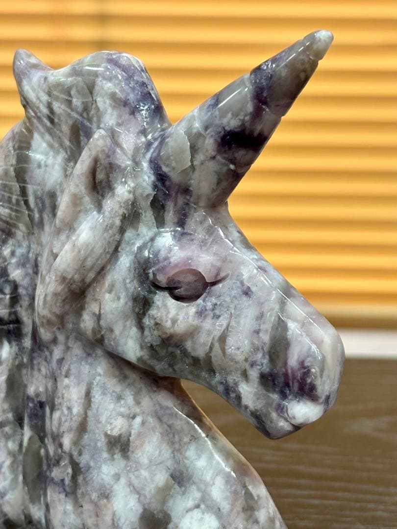 梅花トルマリン　ユニコーンのカービング　436g この石のカービングはレア