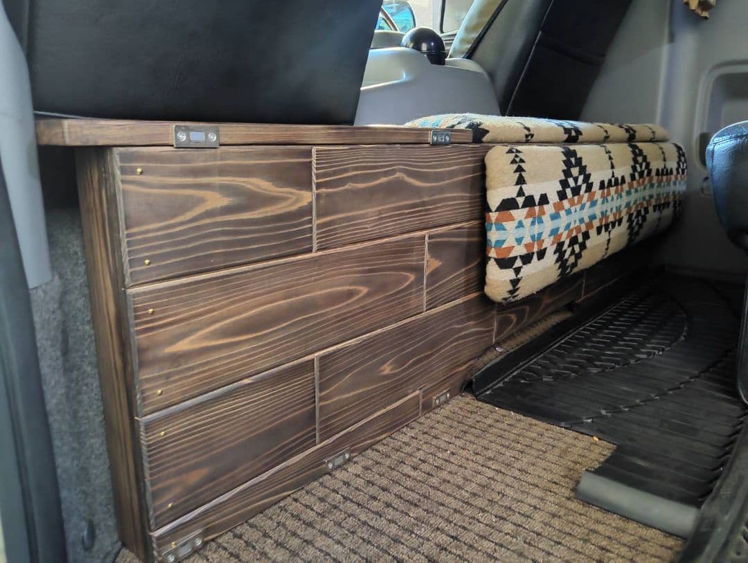 ハイエースワイド　セカンドテーブルオットマン＆ドリンクホルダー付き