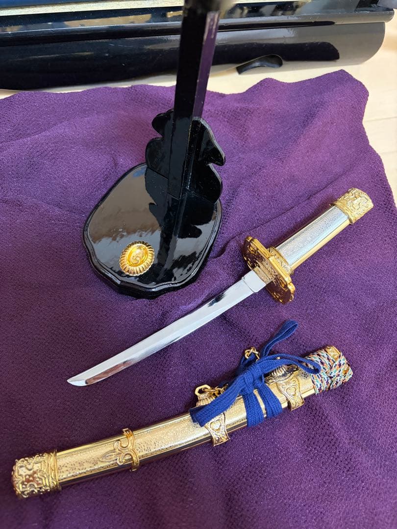 京甲冑 竹麻呂作 兜飾り 五月人形 本水晶・正絹・白檀塗 ガラスケース入り