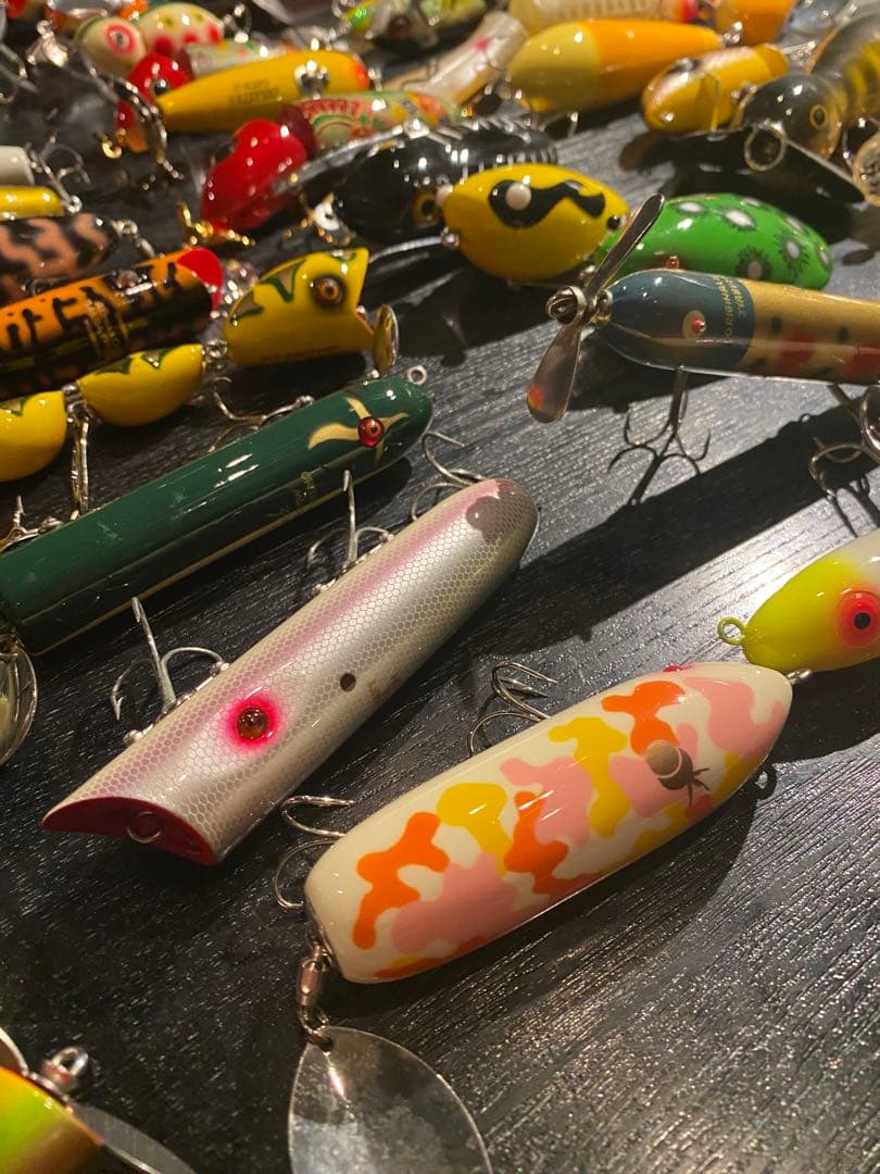 トップウォータールアーとタックルボックス