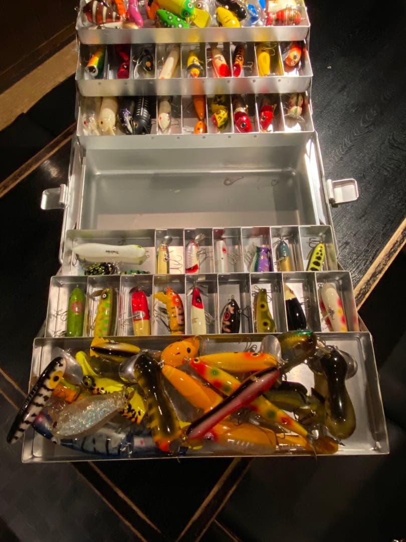トップウォータールアーとタックルボックス
