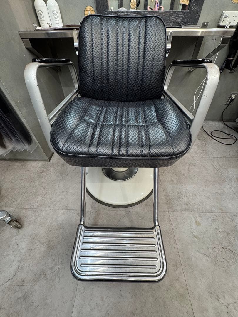 タカラベルモント　美容室用黒いチェア アームレスト付き