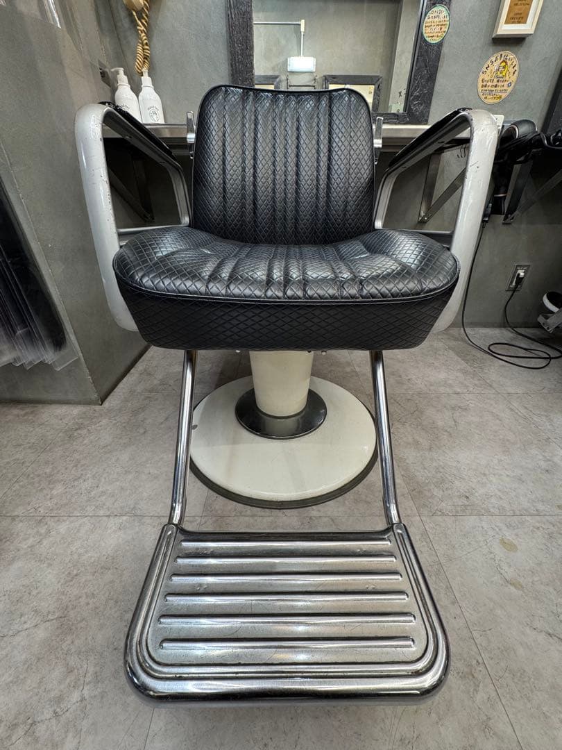 タカラベルモント　美容室用黒いチェア アームレスト付き