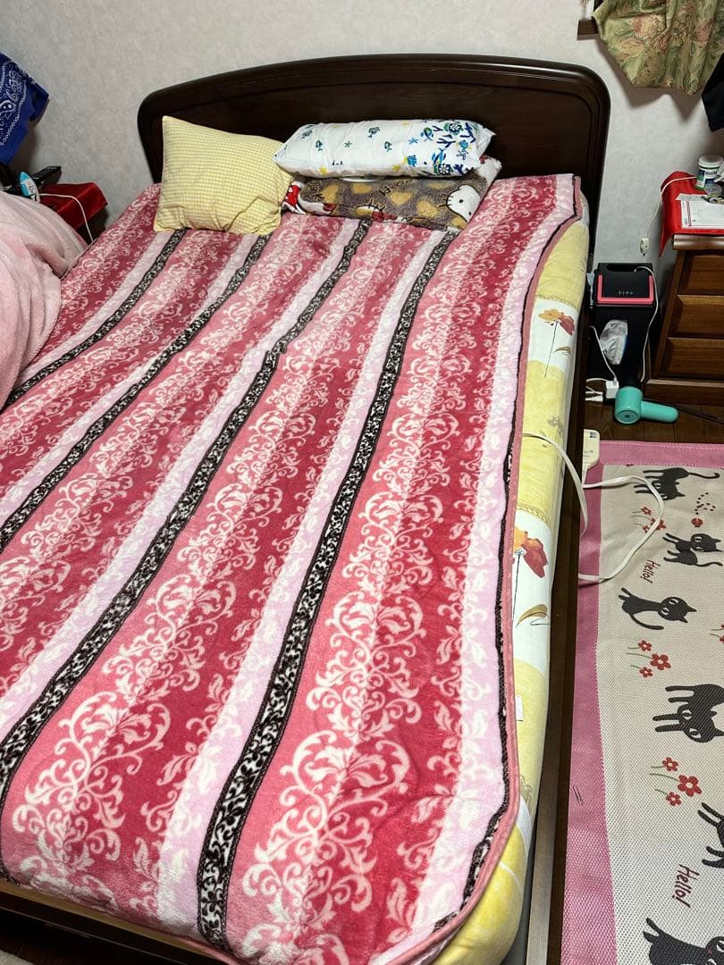 【値下げ可】木製ダブルベッドフレームマットレス付【シモンズ】