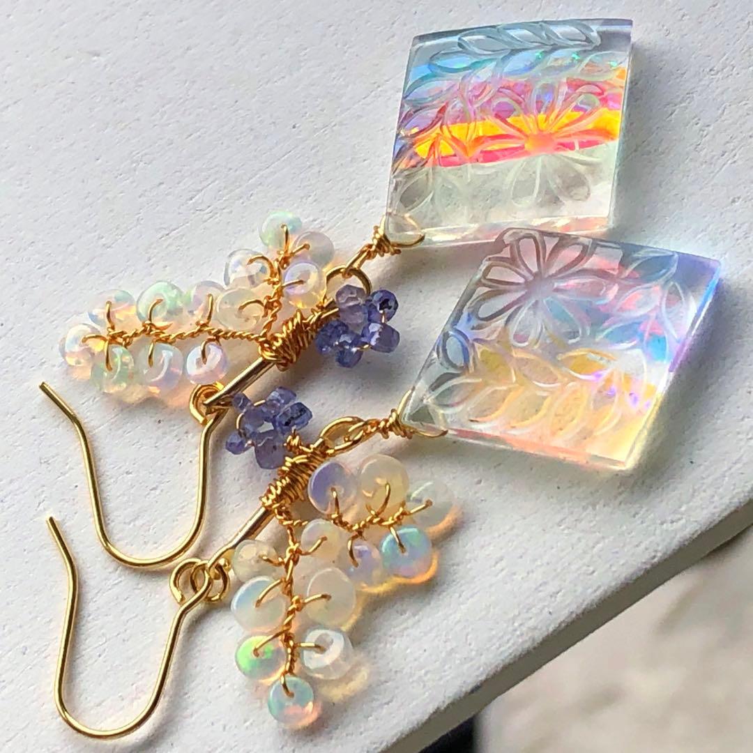 天然石ファンシーシェイプフラワーカービングのピアス14kgf