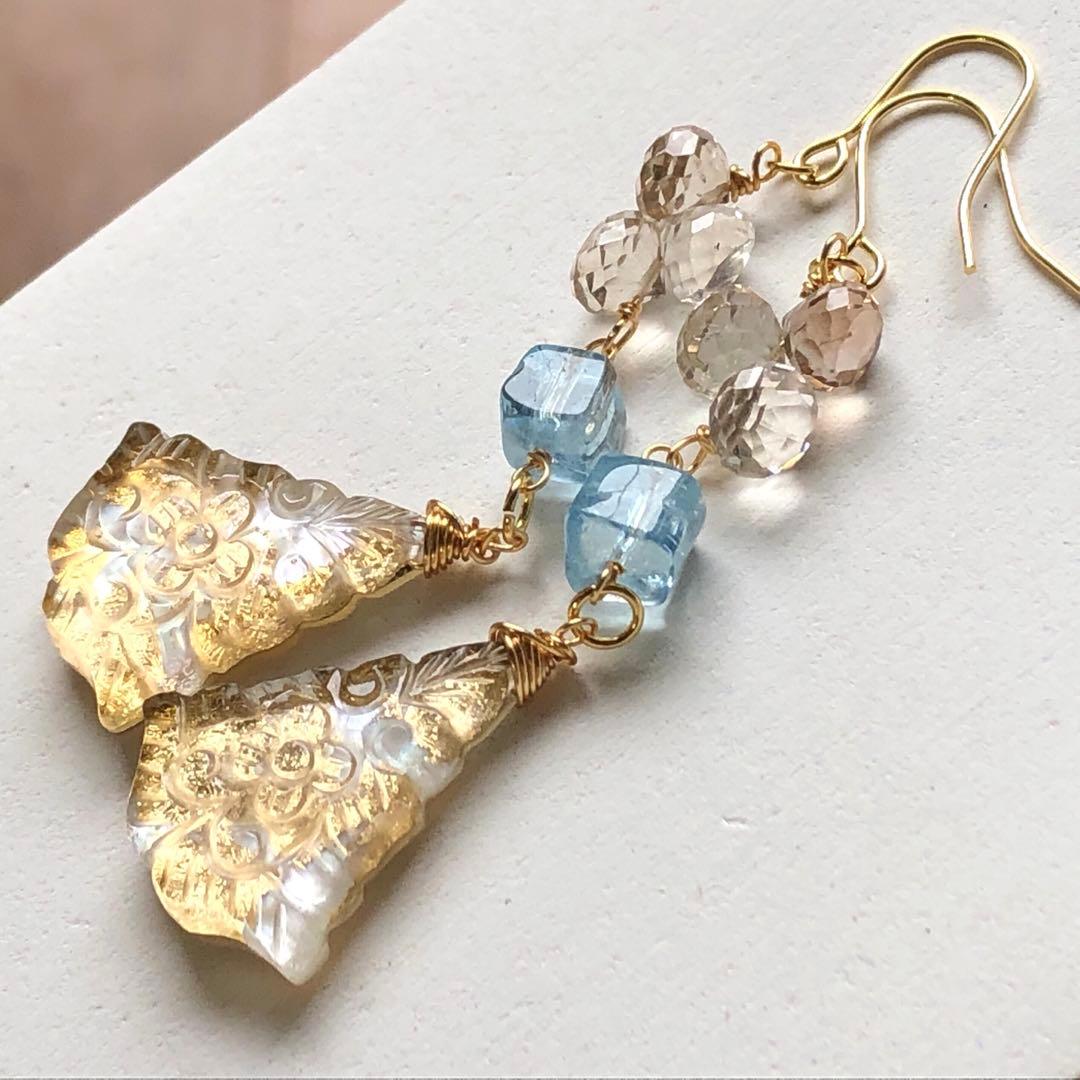 天然石ファンシーシェイプフラワーカービングのピアス14kgf