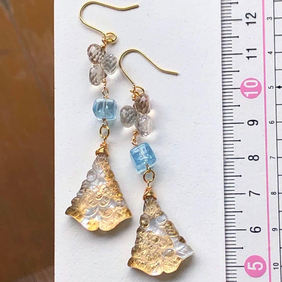 天然石ファンシーシェイプフラワーカービングのピアス14kgf