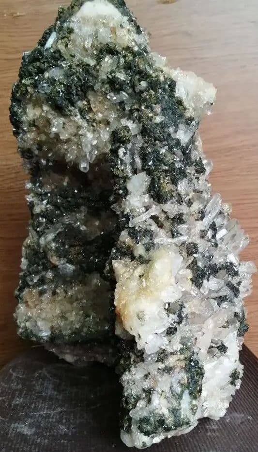 水晶 エピドート 共生クラスター（グリーントルマリン）9.7kーtot028