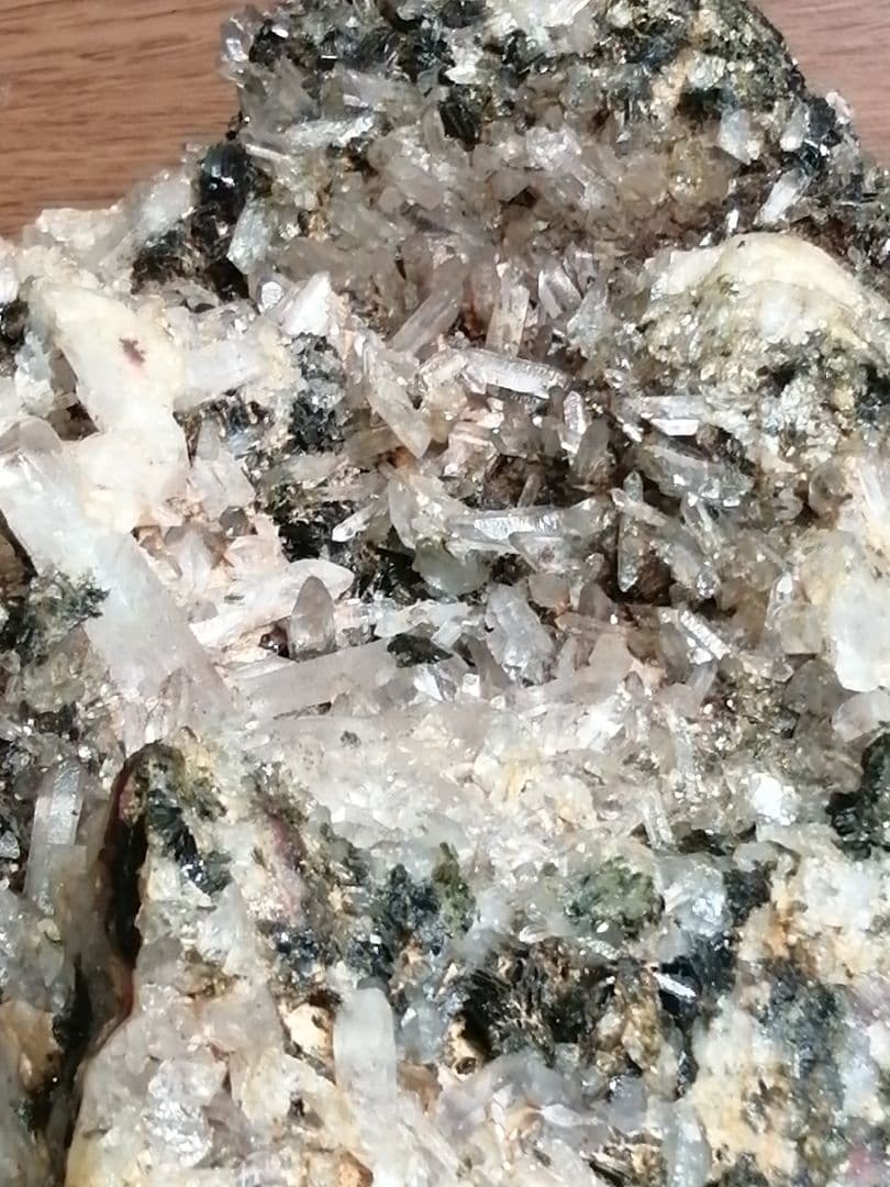 水晶 エピドート 共生クラスター（グリーントルマリン）9.7kーtot028