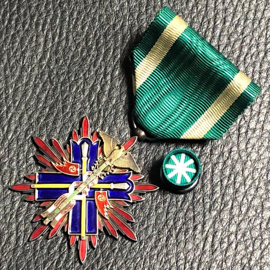 【送料無料】 旧日本軍 陸軍 海軍 記章 徽章 功五級金鵄勲章 略綬・銀字共箱付