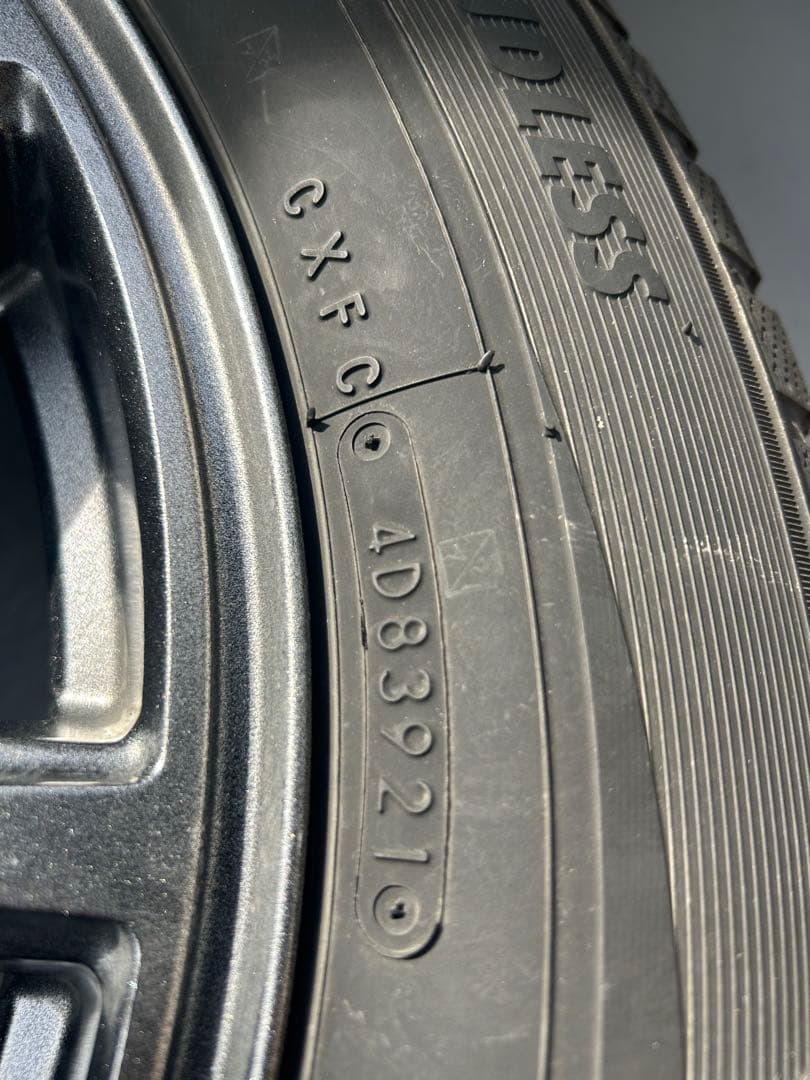 225/60R17 99Q スタッドレスタイヤ中古品　送料込み