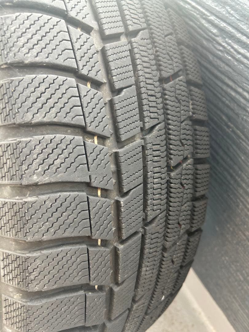 225/60R17 99Q スタッドレスタイヤ中古品　送料込み