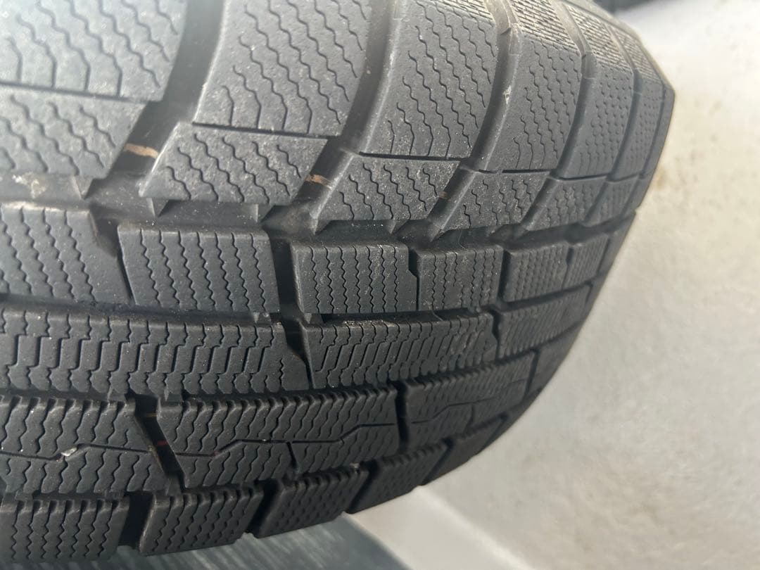 225/60R17 99Q スタッドレスタイヤ中古品　送料込み