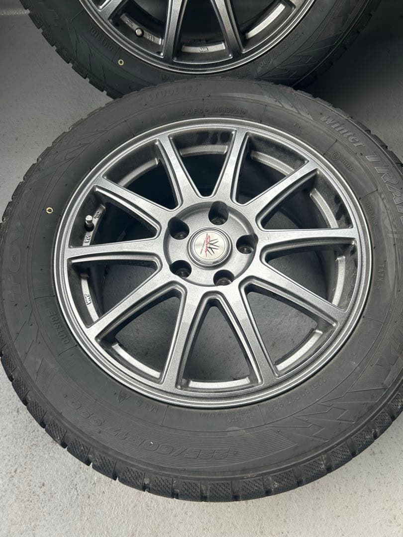 225/60R17 99Q スタッドレスタイヤ中古品　送料込み