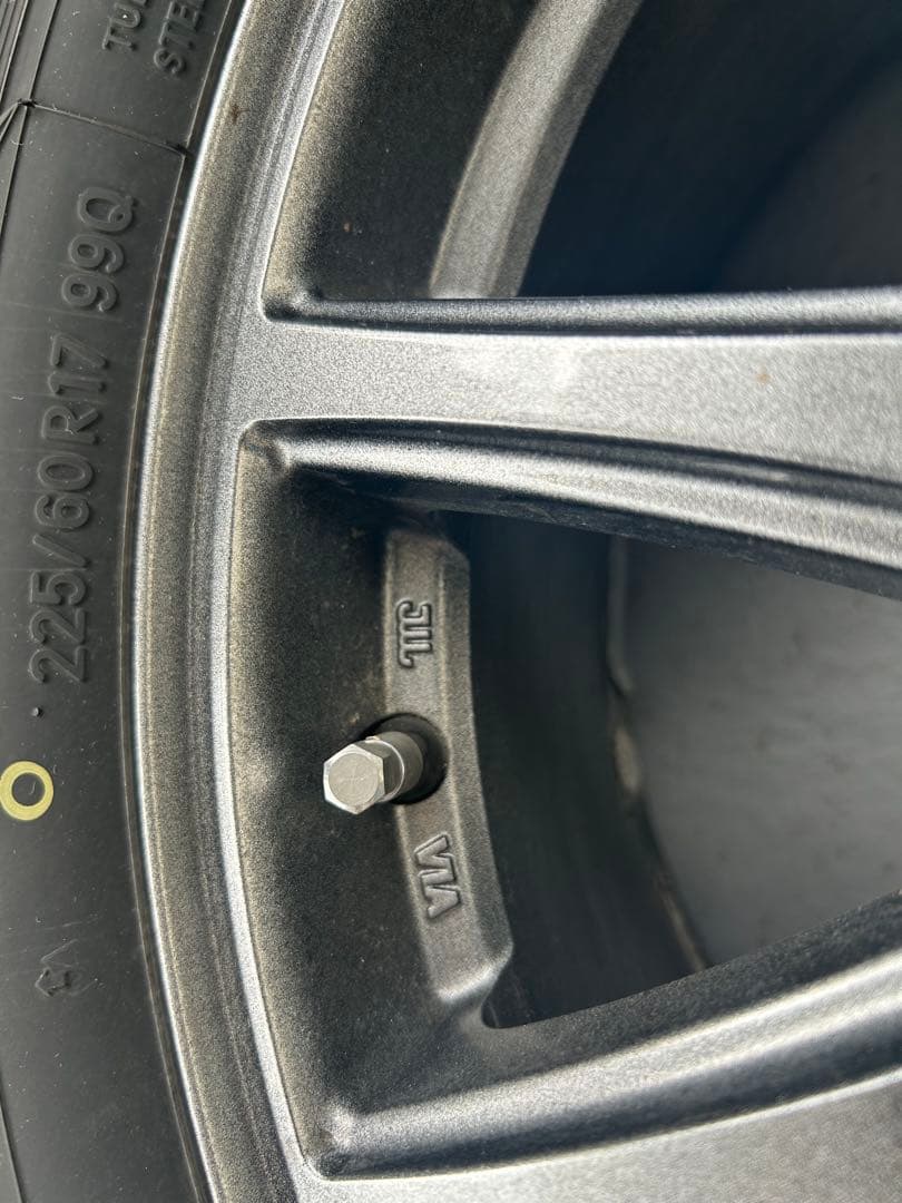 225/60R17 99Q スタッドレスタイヤ中古品　送料込み