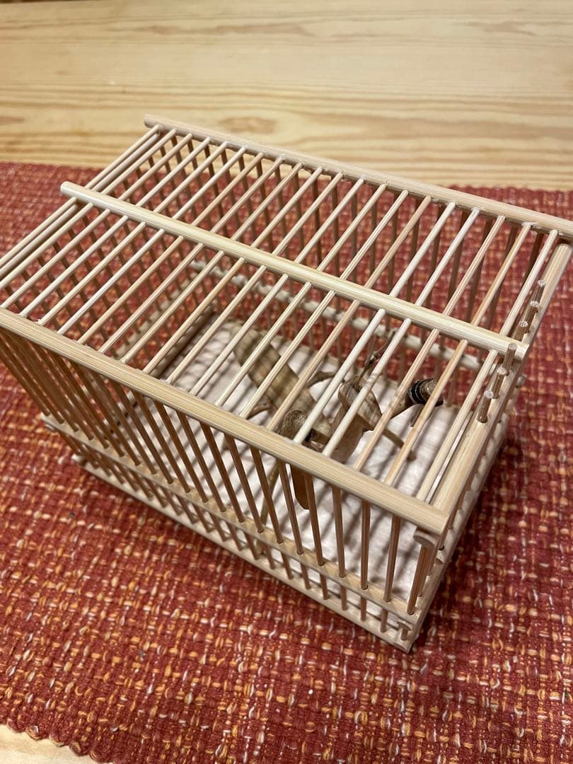 竹細工、虫籠に入ったカマキリ（竹製）