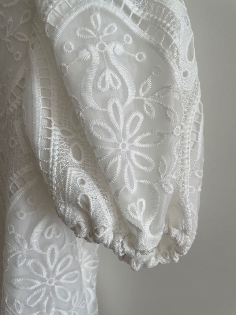 TSURU By MARIKO OIKAWA新品未使用刺繍ホワイト半袖トップス