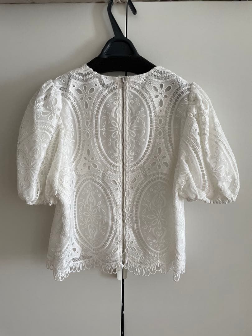 TSURU By MARIKO OIKAWA新品未使用刺繍ホワイト半袖トップス