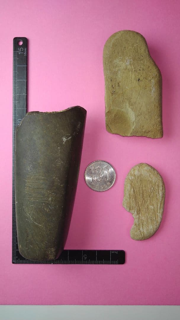 刻線入り石器セット(出土品)　王斧？石棒？、石匙(刻線入り)、岩版