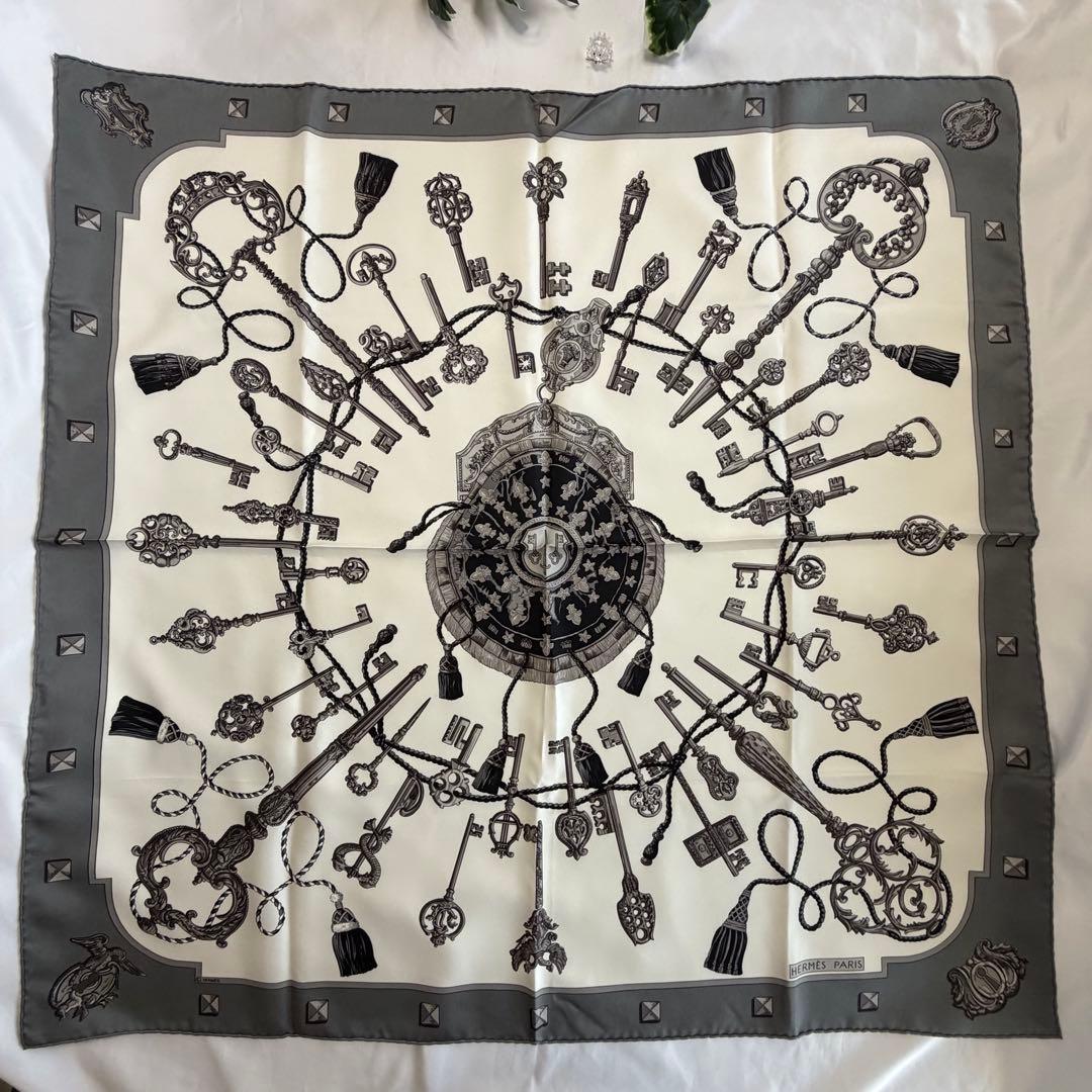 エルメス　カレ90 鍵柄　レ・クレ　グレー　スカーフ