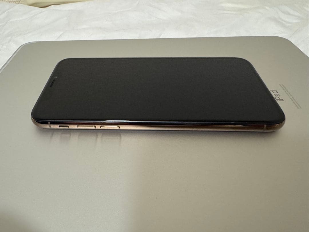 猫*様 iPhone xs gold 64gb