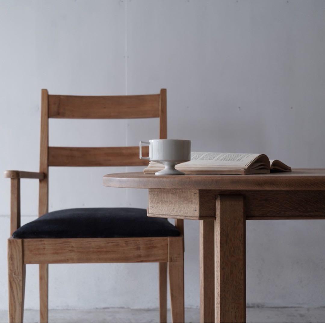 古い楢材のテーブル