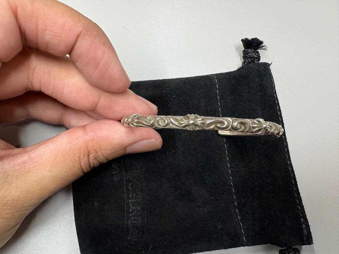 クロムハーツシルバーバングル 装飾的な彫刻付き