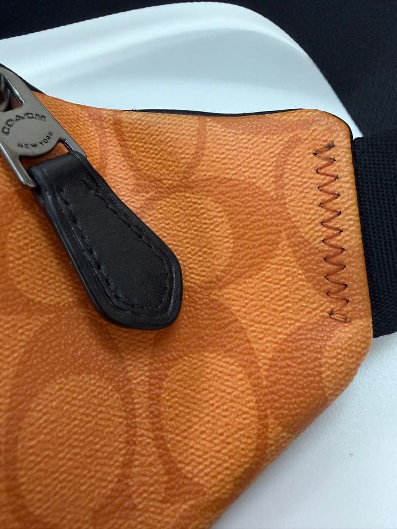 COACH ボディバッグ・ウエストポーチ オレンジと赤