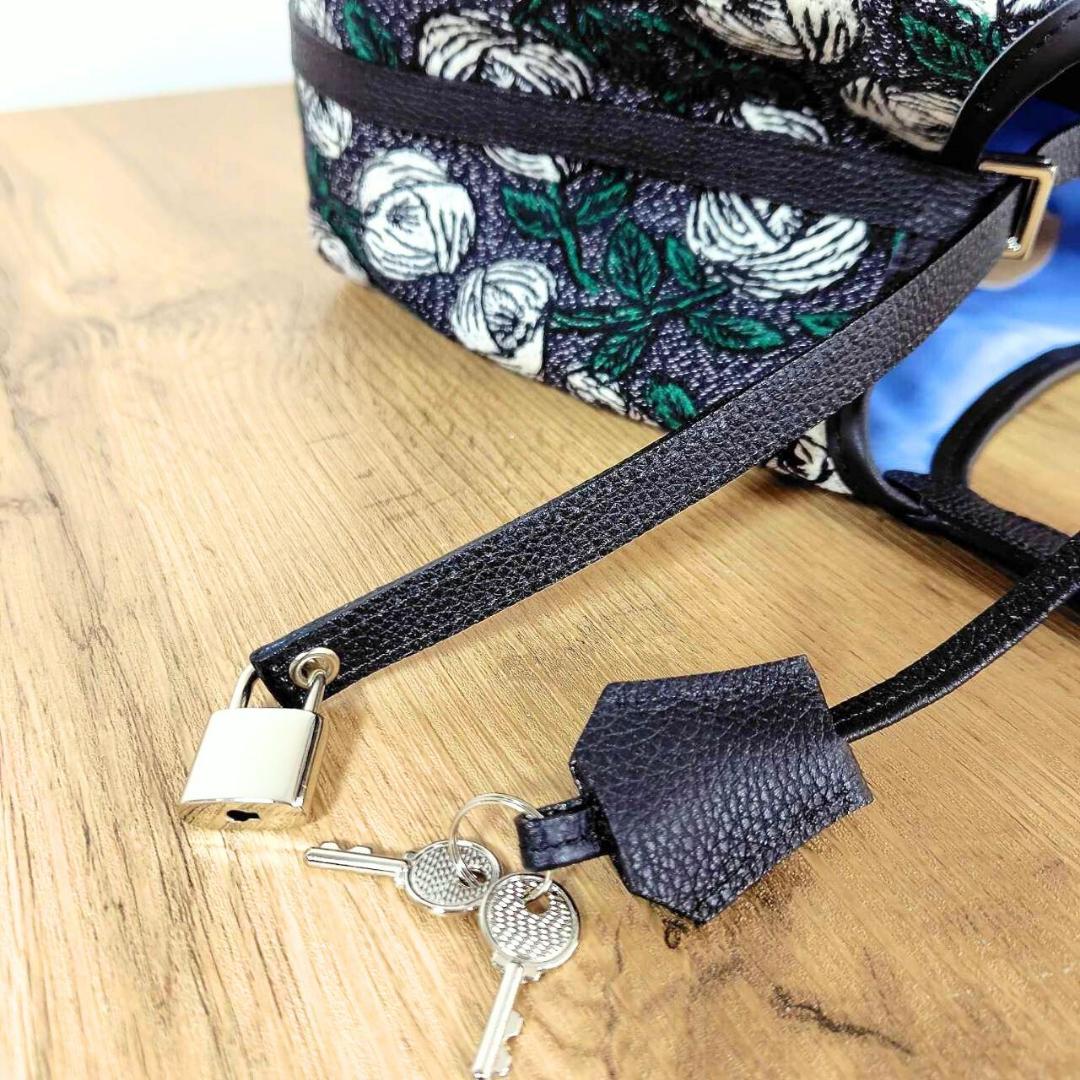 ミナペルホネン/2025rosyロージィーネイビ/牛革ブラックロックトート