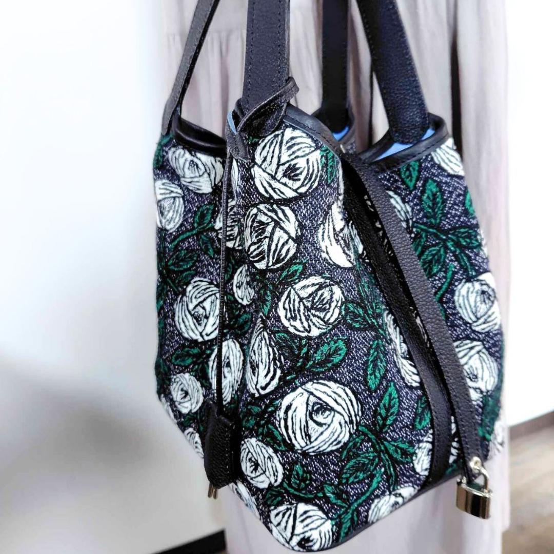 ミナペルホネン/2025rosyロージィーネイビ/牛革ブラックロックトート