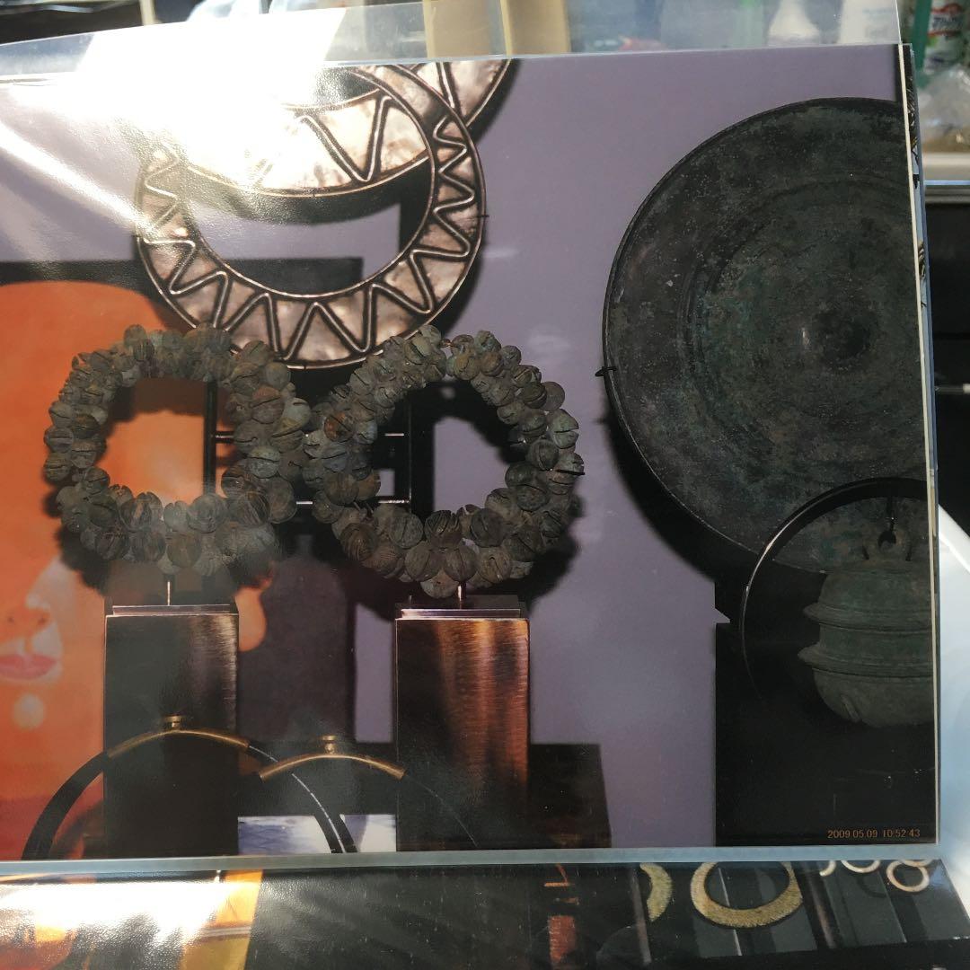 幸運を呼ぶ　チベットの寺院　銅の鈴と特注品の飾り台