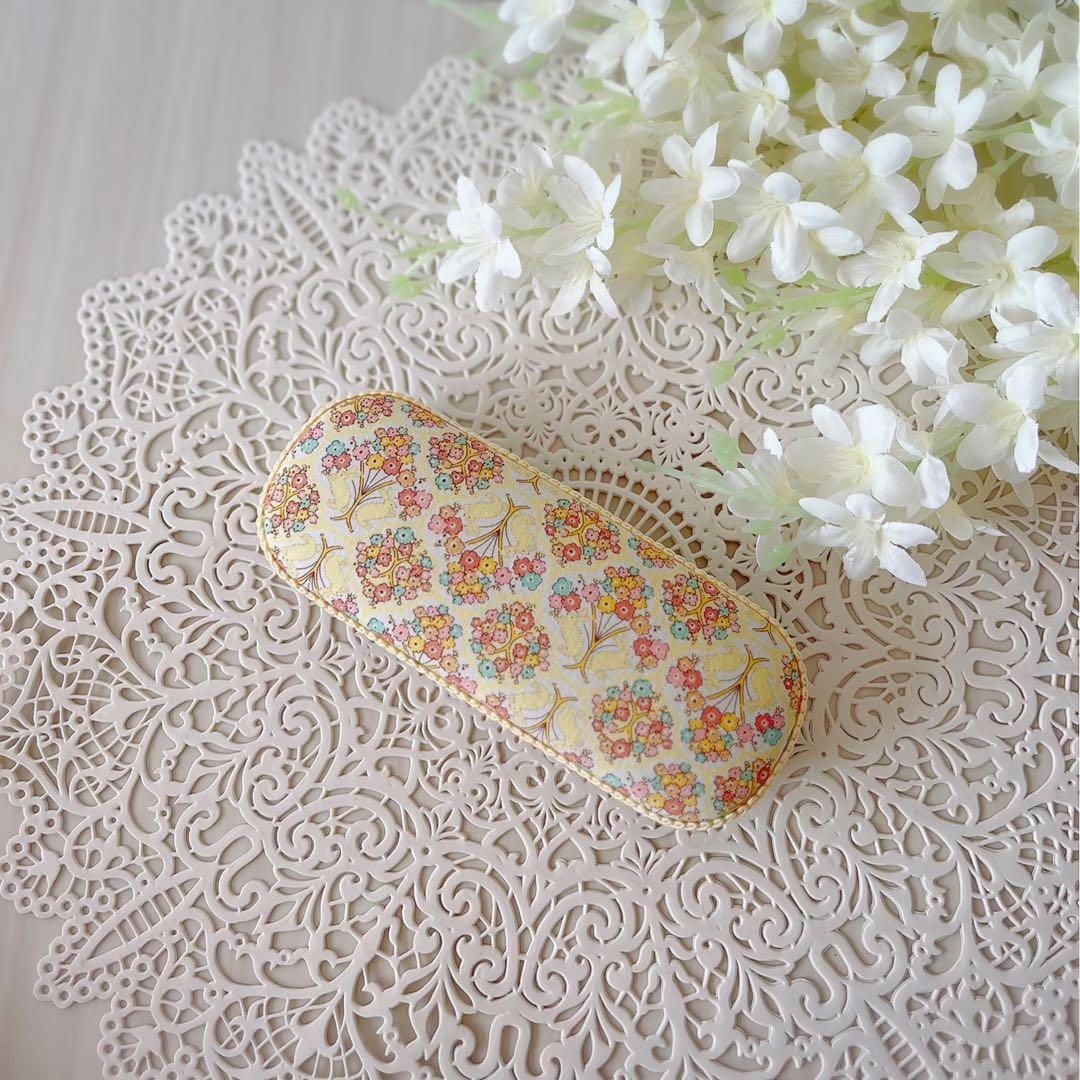 パステルカラーのメガネケース.ハードタイプ