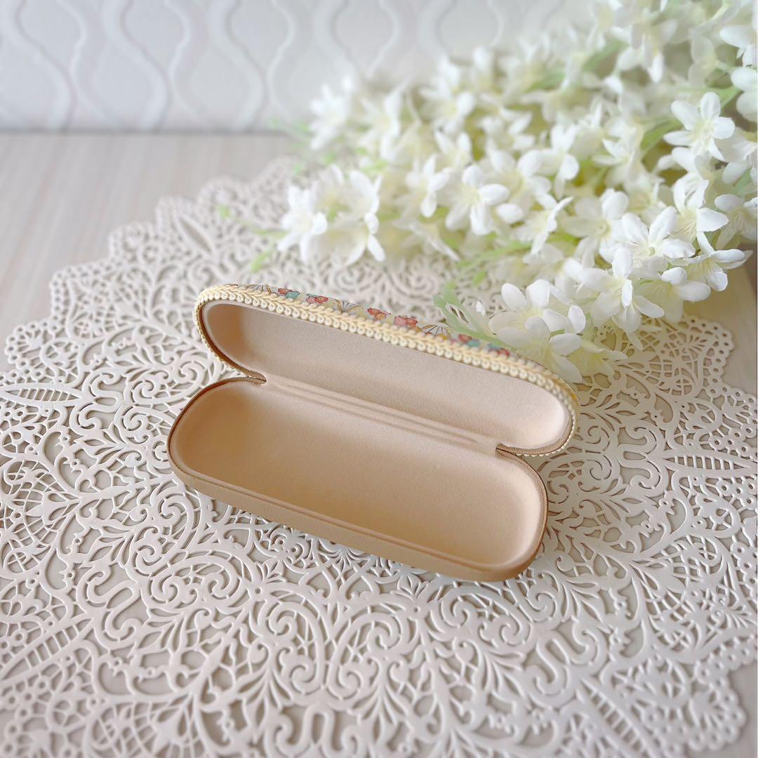 パステルカラーのメガネケース.ハードタイプ