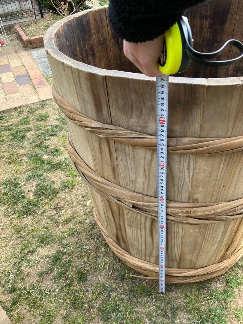 木の浴槽　木の風呂釜　木桶　樽　風呂　浴槽