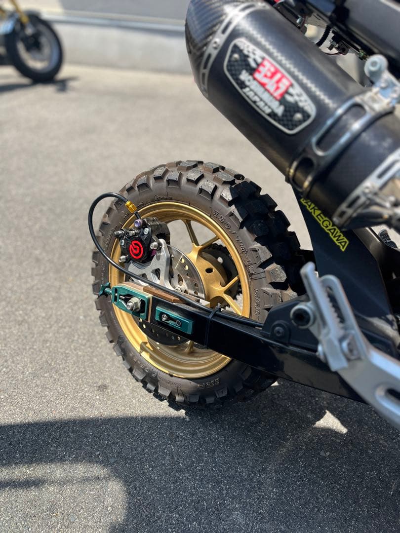 グロム ブレーキキャリパー 黒色、赤文字　前後セット